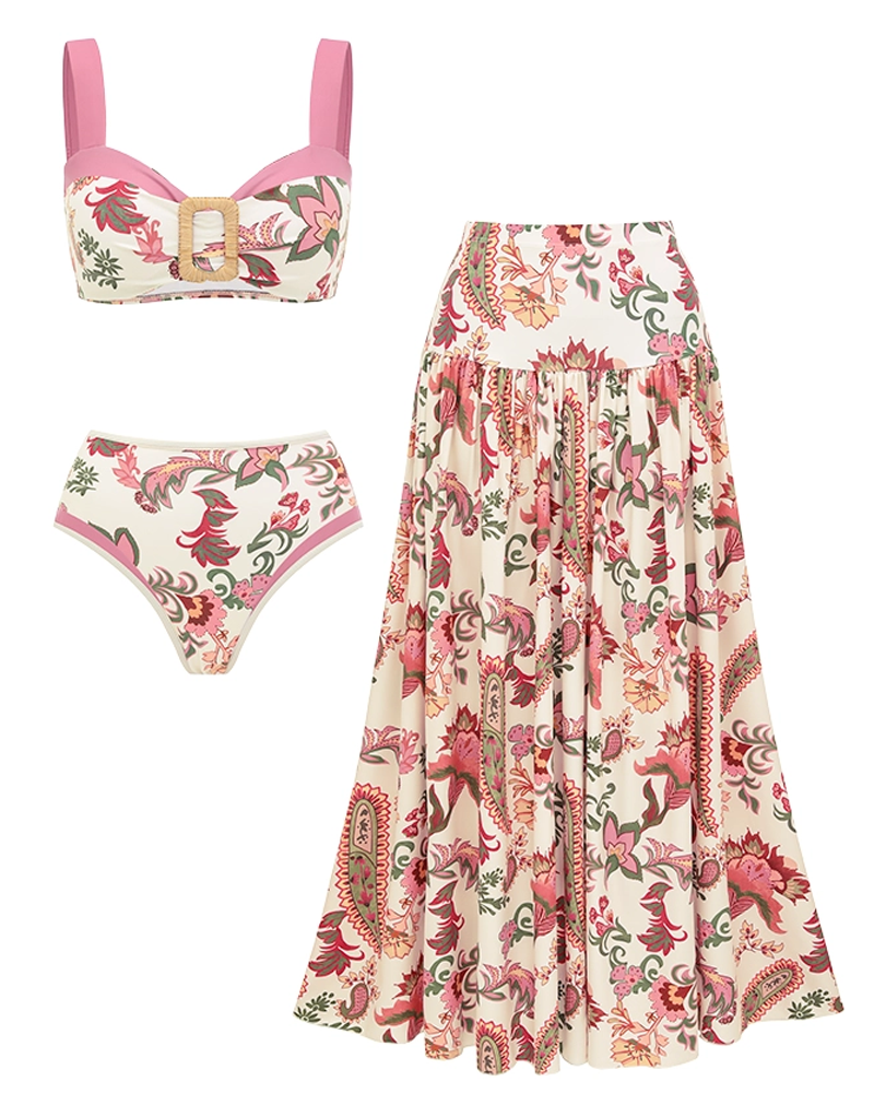 Conjunto de baño rosa con estampado paisley y detalles de volantes