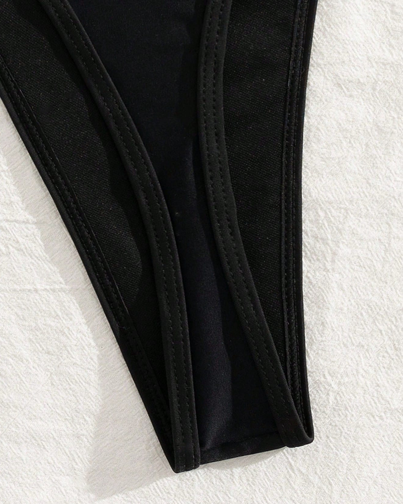 Conjunto de Bikini Halter con Anilla Metálica Dorada para Vacaciones Sensuales en la Playa
