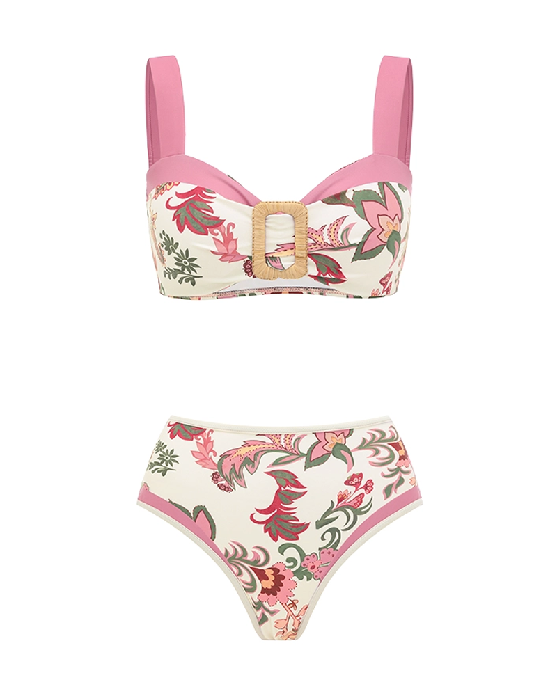 Conjunto de baño rosa con estampado paisley y detalles de volantes