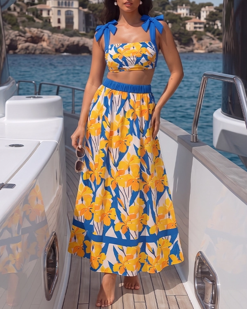 Conjunto de bikini con detalles de recortes y estampado de iris