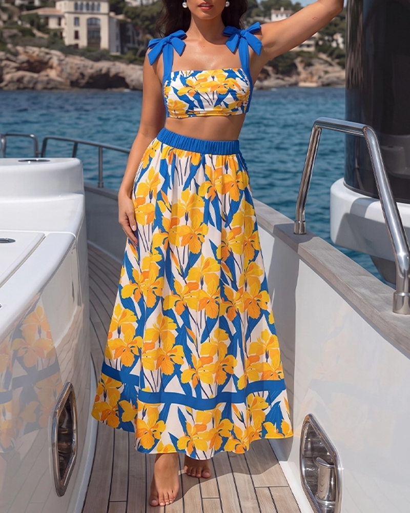 Conjunto de bikini con detalles de recortes y estampado de iris