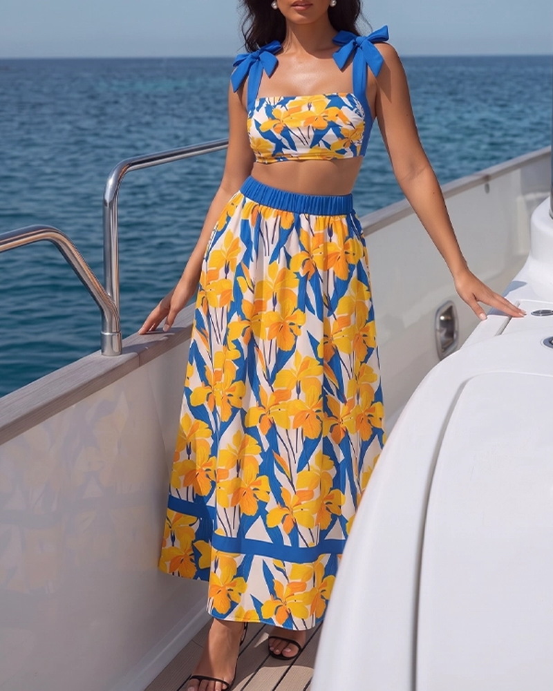 Conjunto de bikini con detalles de recortes y estampado de iris