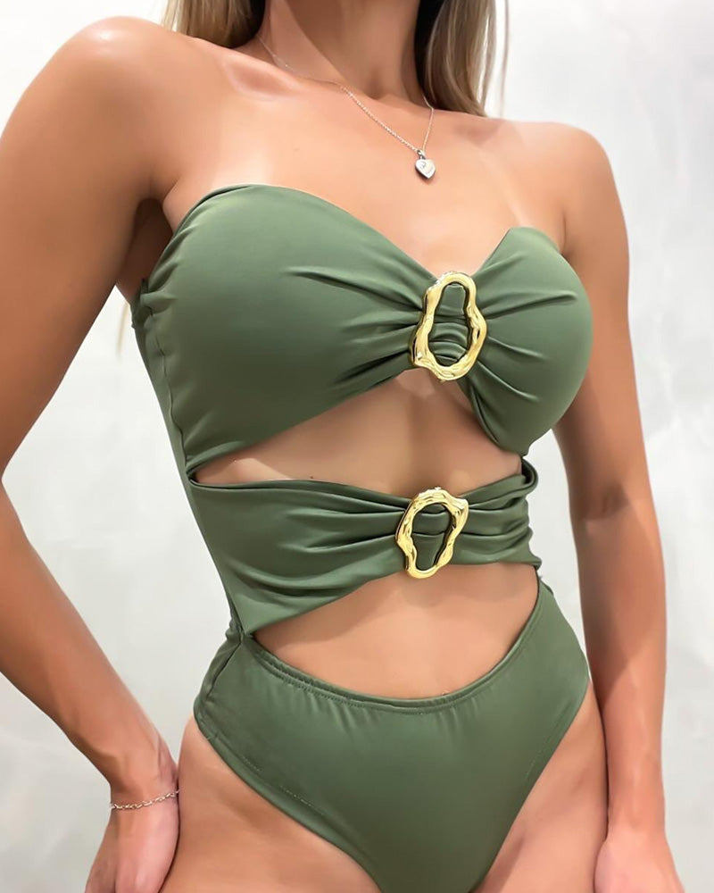 Elegante bañador de una pieza con hebilla de metal hueca, ideal para tus vacaciones en la playa