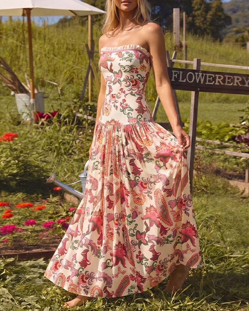 Conjunto de baño rosa con estampado paisley y detalles de volantes