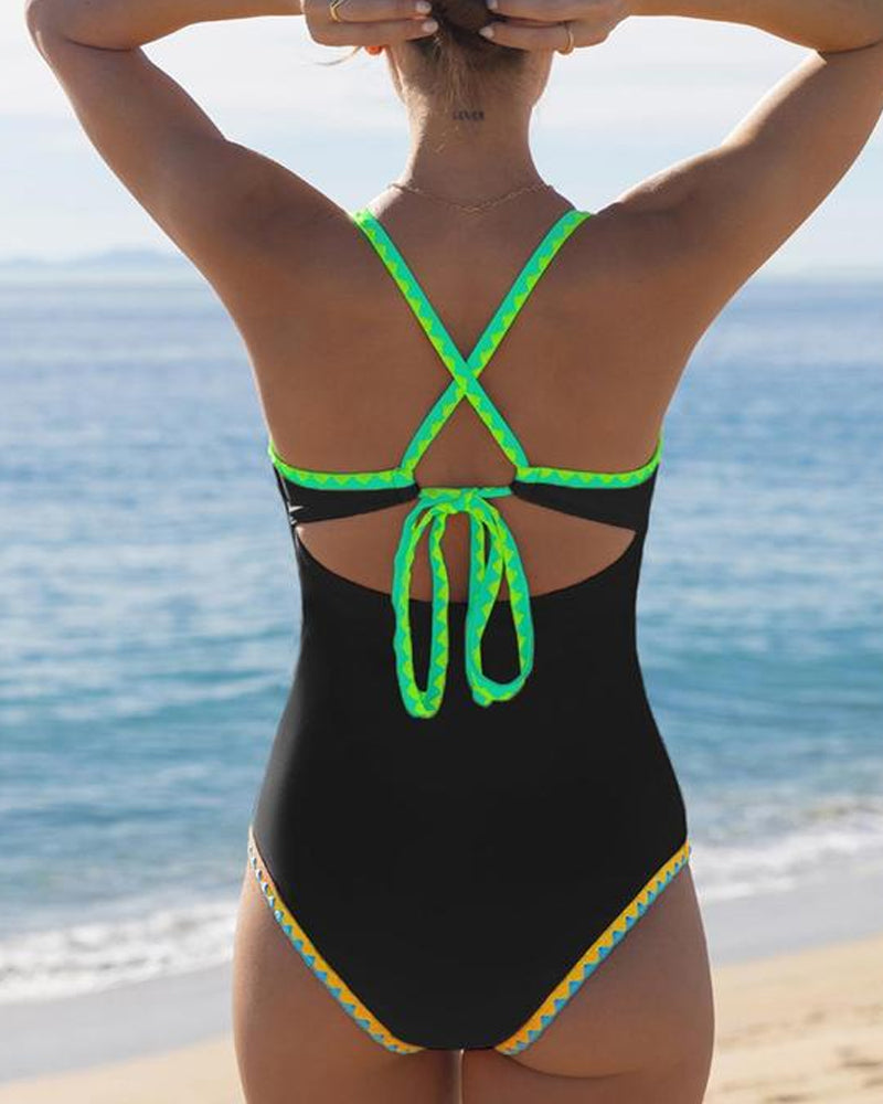 Bañador de una pieza sin mangas con tirantes cruzados y detalles en color contrastante para mujer