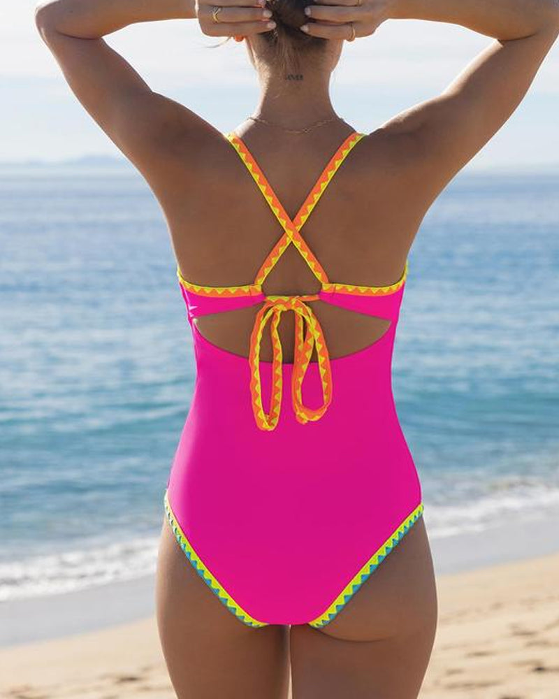Bañador de una pieza sin mangas con tirantes cruzados y detalles en color contrastante para mujer