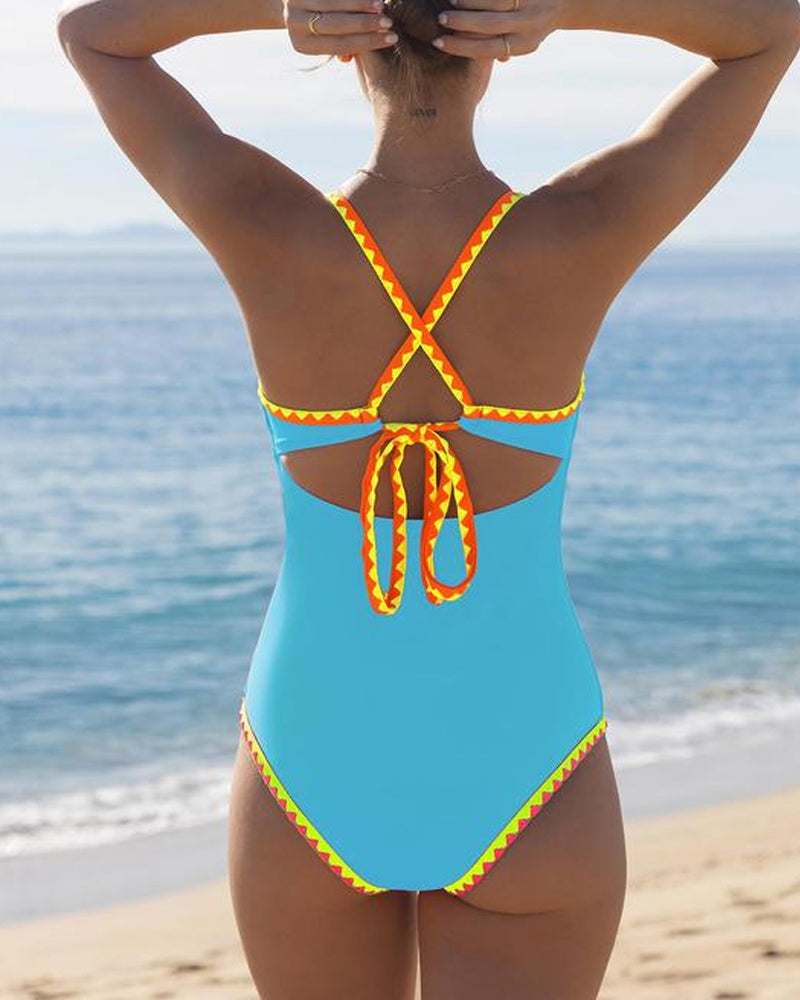 Bañador de una pieza sin mangas con tirantes cruzados y detalles en color contrastante para mujer