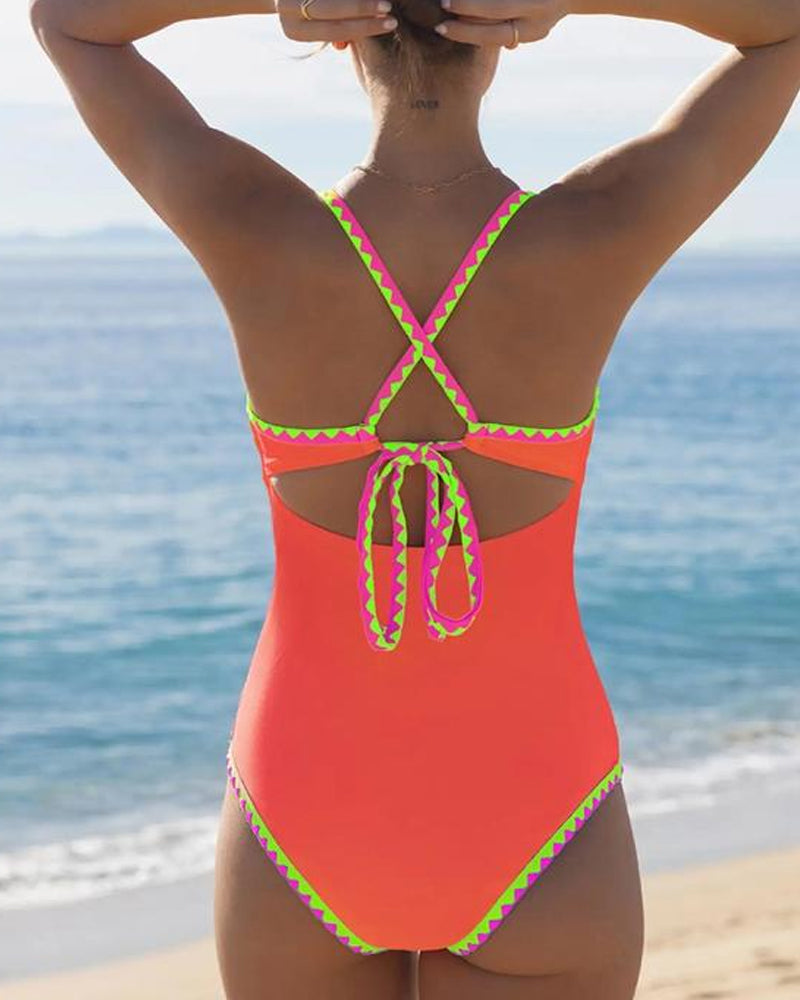 Bañador de una pieza sin mangas con tirantes cruzados y detalles en color contrastante para mujer