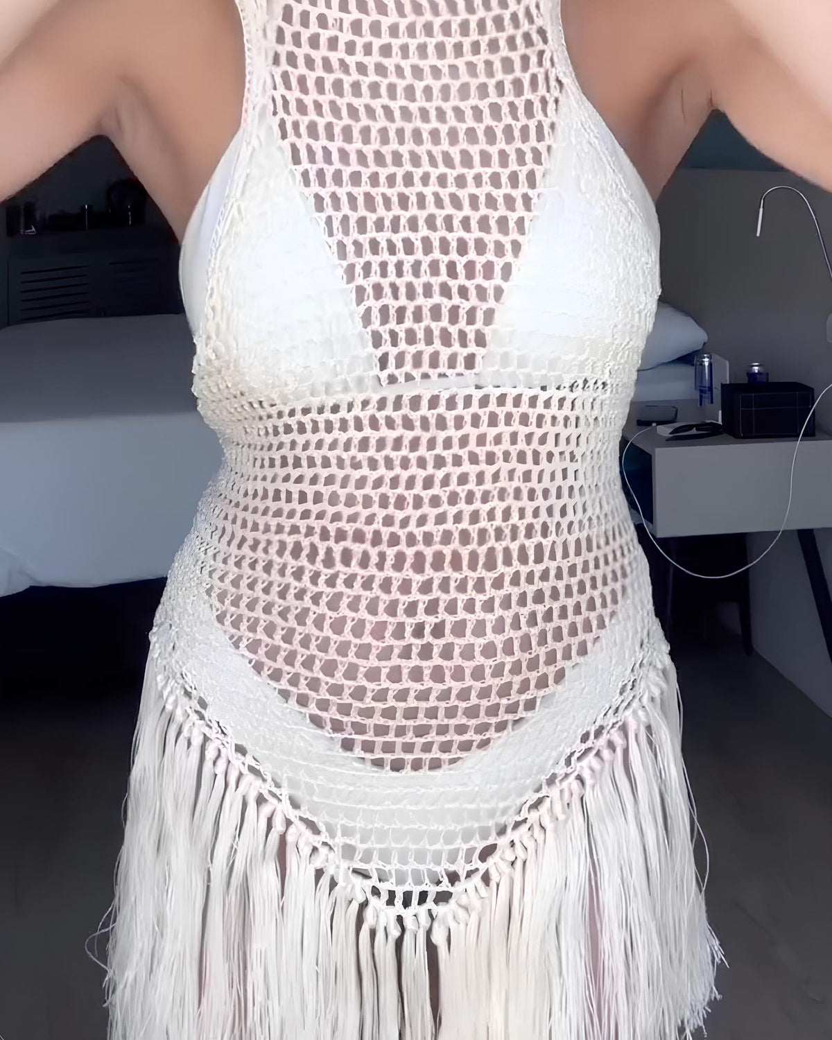 Bikini Sólido con Vestido de Playa Sexy, Escote Halter, Espalda Descubierta y Detalles de Flecos