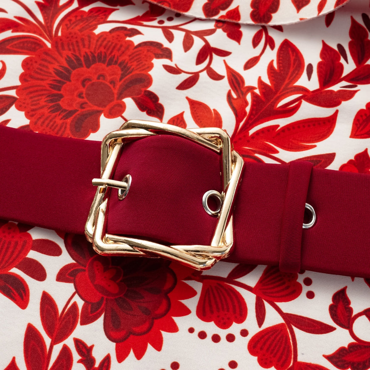 Traje de baño de una pieza con falda y estampado floral en rojo con volantes