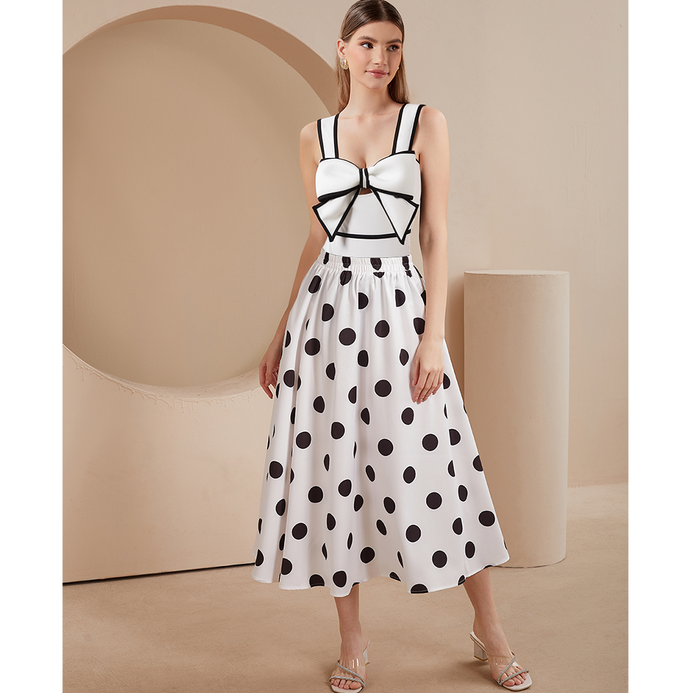Conjunto de baño de una pieza con falda y diseño de lazo en blanco y negro