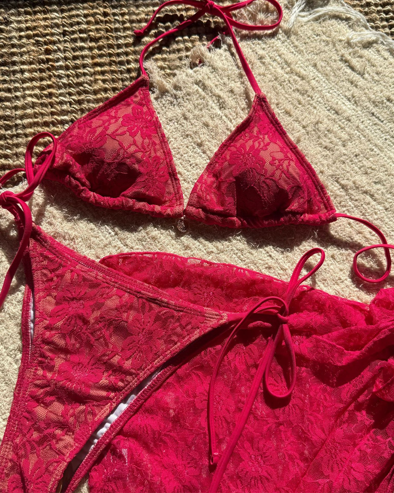 Conjunto de Bikini de Encaje Seductor con Falda de Tela de Malla