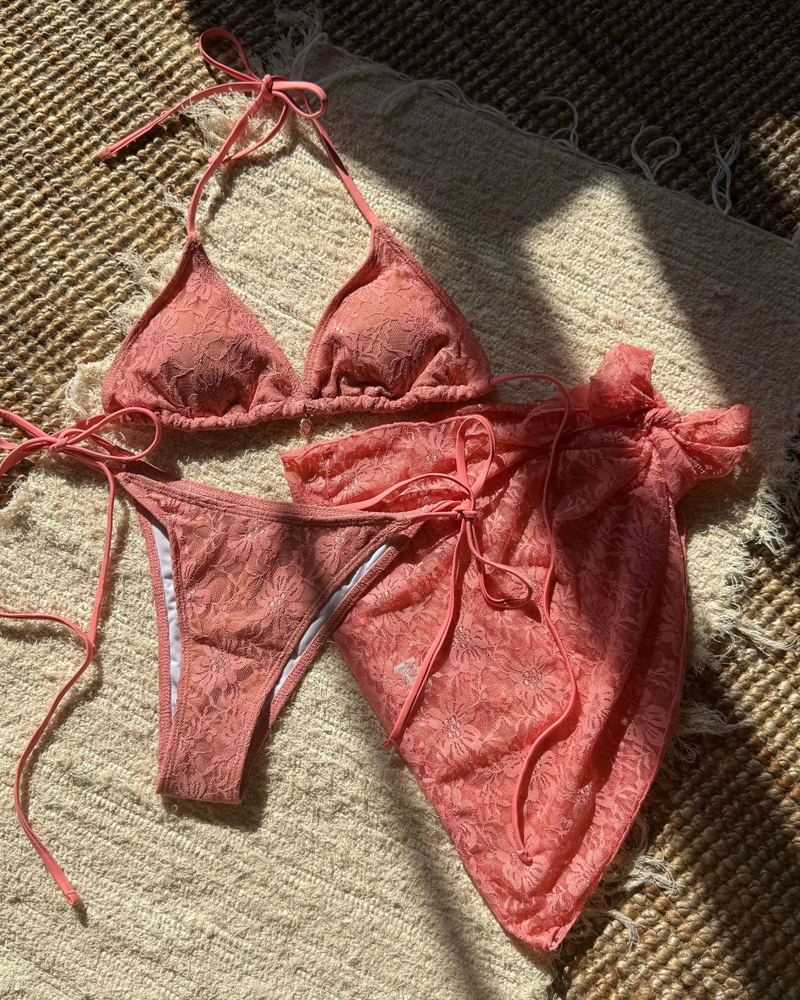 Conjunto de Bikini de Encaje Seductor con Falda de Tela de Malla