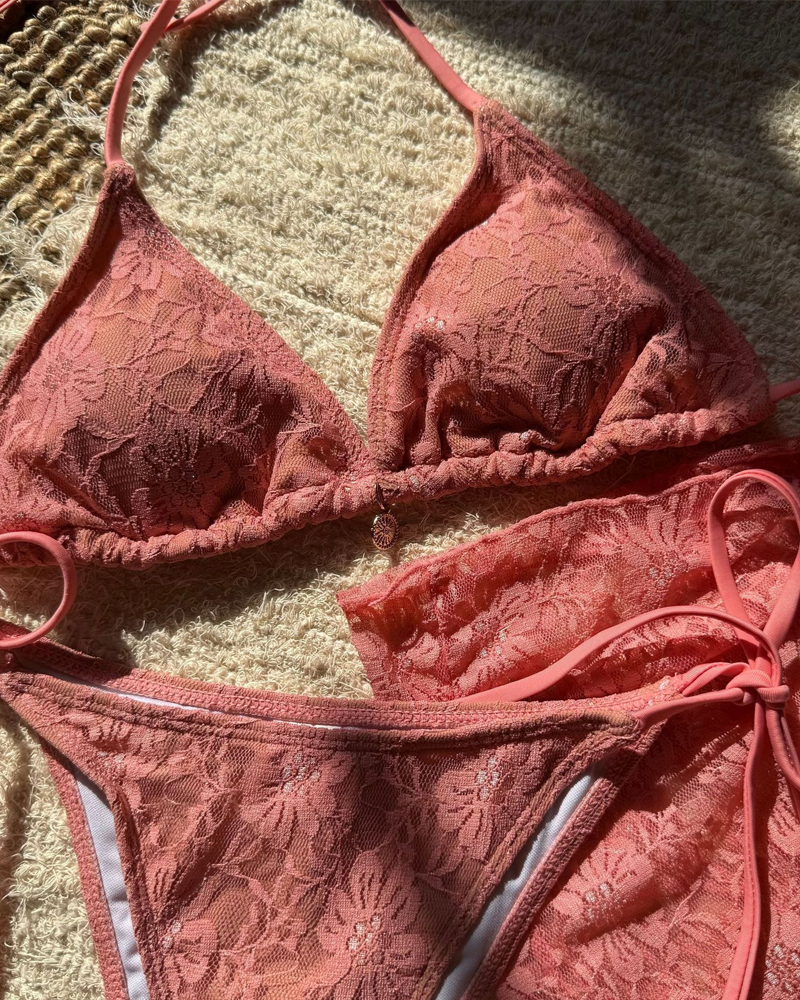 Conjunto de Bikini de Encaje Seductor con Falda de Tela de Malla