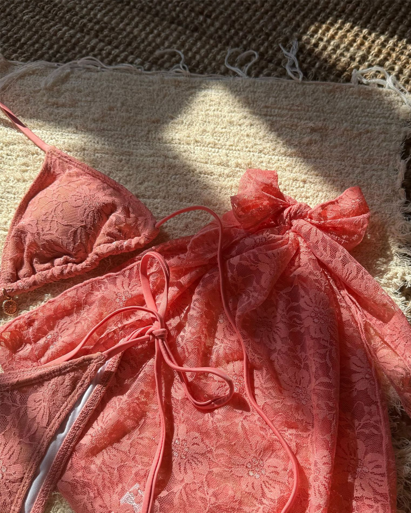Conjunto de Bikini de Encaje Seductor con Falda de Tela de Malla
