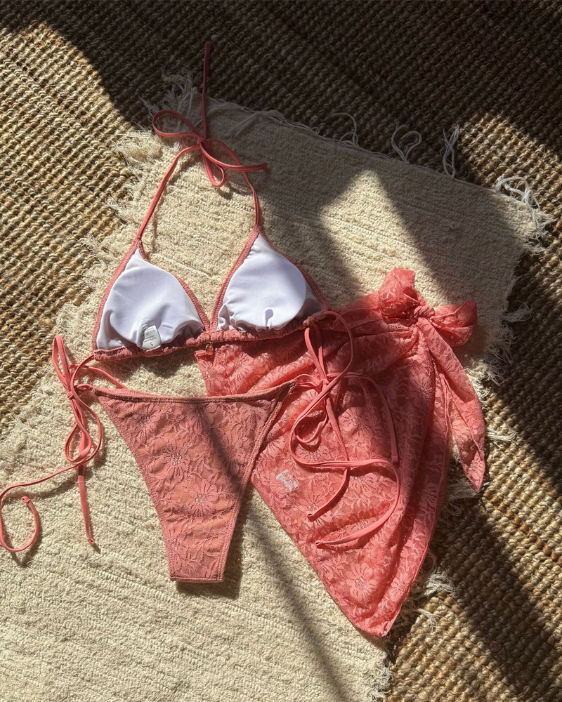 Conjunto de Bikini de Encaje Seductor con Falda de Tela de Malla