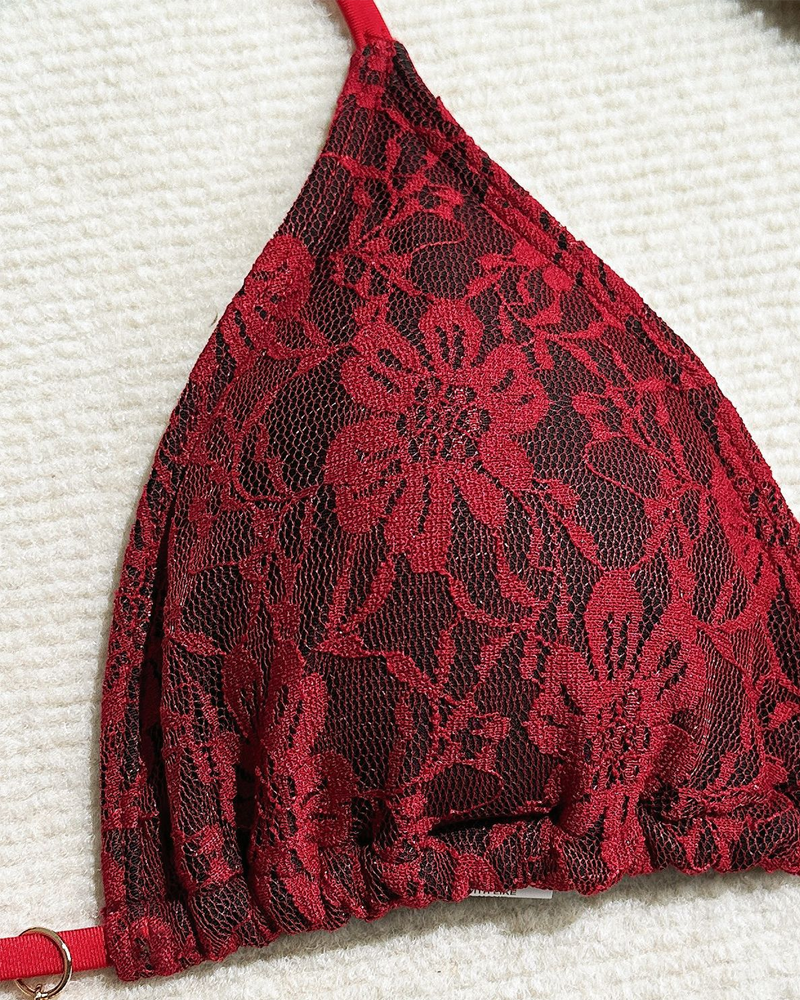Conjunto de Bikini de Encaje Seductor con Falda de Tela de Malla