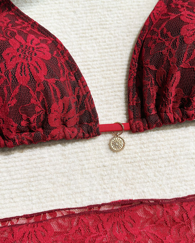 Conjunto de Bikini de Encaje Seductor con Falda de Tela de Malla
