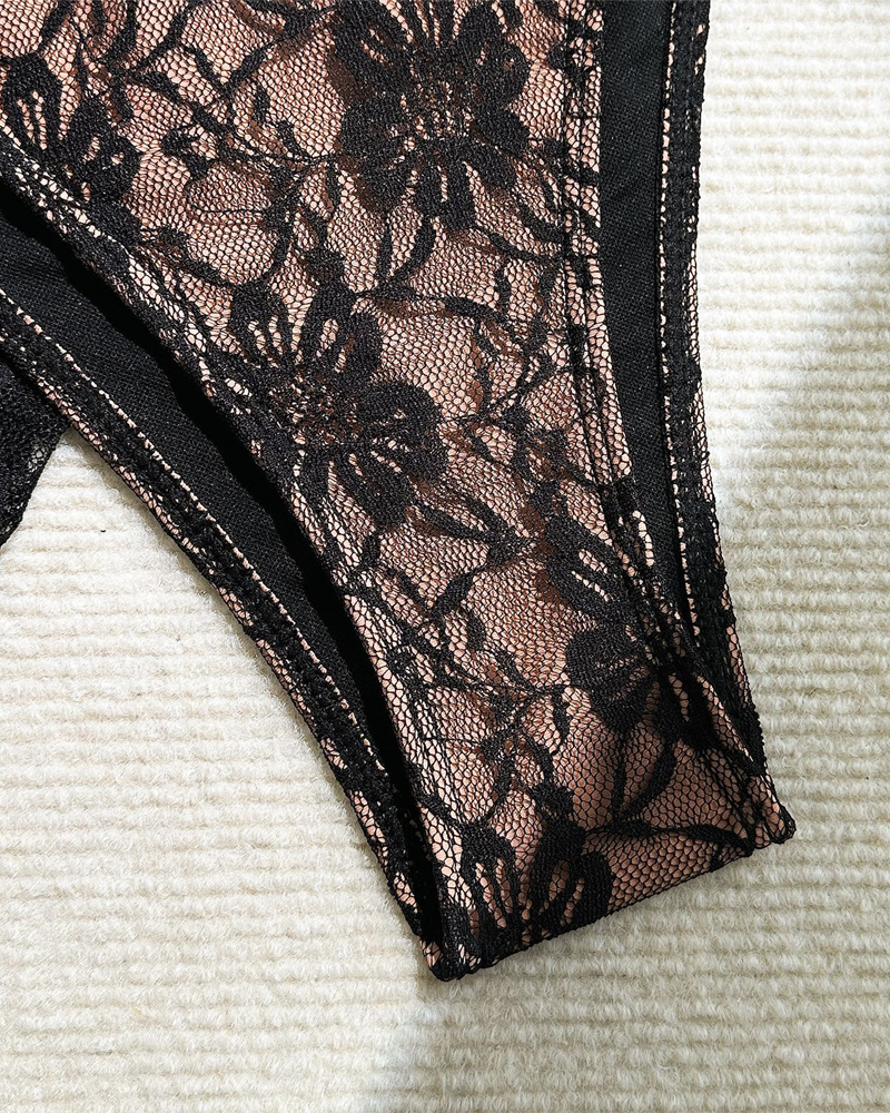 Conjunto de Bikini de Encaje Seductor con Falda de Tela de Malla