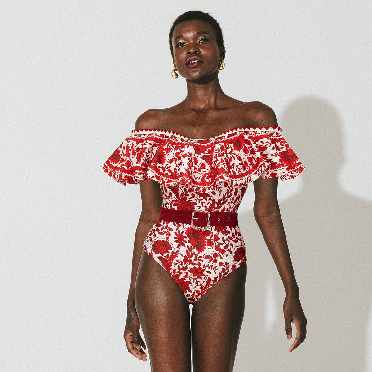 Traje de baño de una pieza con falda y estampado floral en rojo con volantes