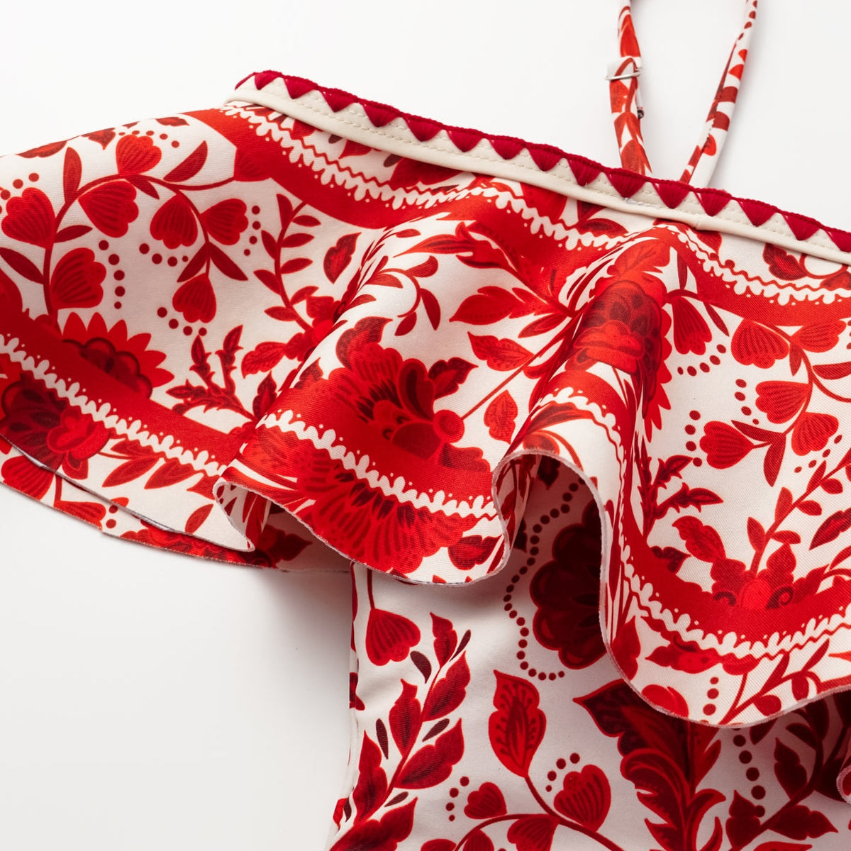 Traje de baño de una pieza con falda y estampado floral en rojo con volantes