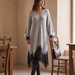 Vestido Sedona gris con encaje negro, vista de tres cuartos junto a una ventana