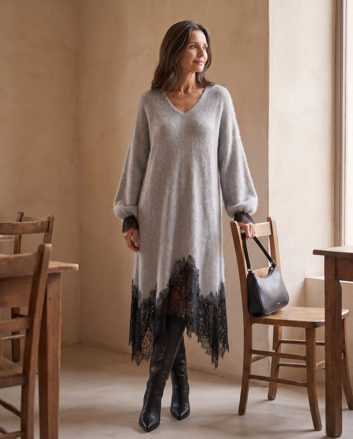 Vestido Sedona gris con encaje negro, vista de tres cuartos junto a una ventana