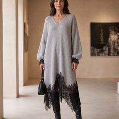 Vestido Sedona gris con encaje negro, vista frontal en una galería