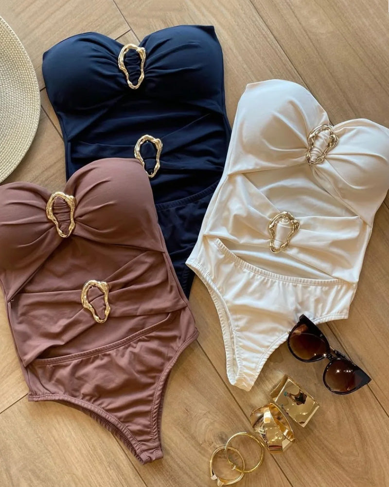 Elegante bañador de una pieza con hebilla de metal hueca, ideal para tus vacaciones en la playa