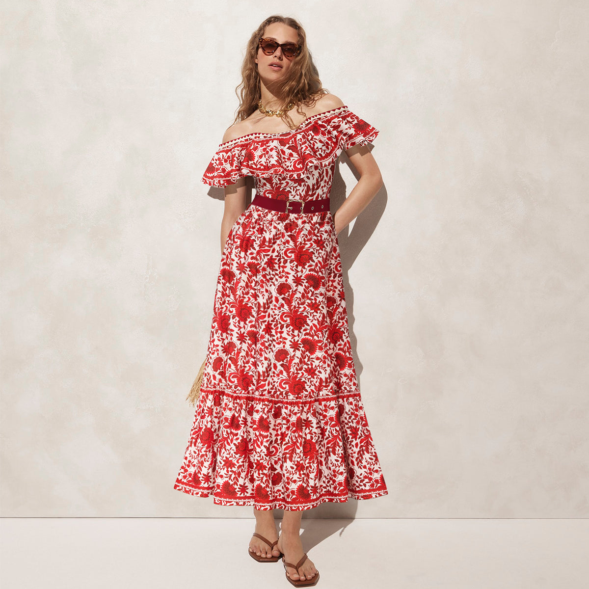Traje de baño de una pieza con falda y estampado floral en rojo con volantes