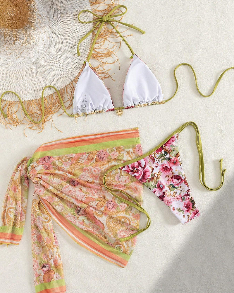 Conjunto de bikini retro con pareo floral de tres piezas