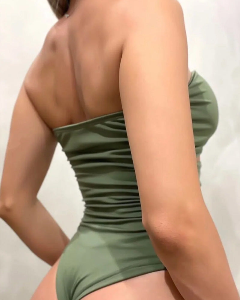 Elegante bañador de una pieza con hebilla de metal hueca, ideal para tus vacaciones en la playa